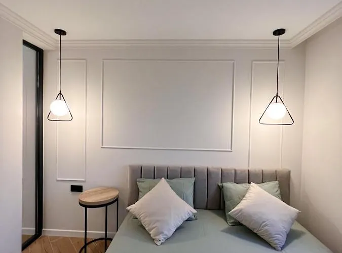 Renthouse Apartments Neoclassic