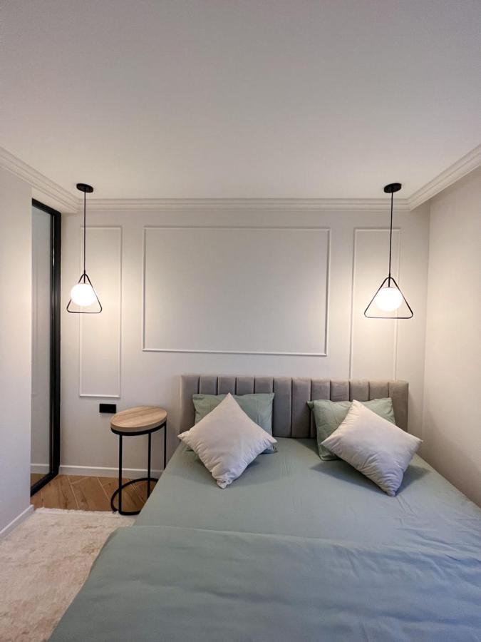 Renthouse Neoclassic *