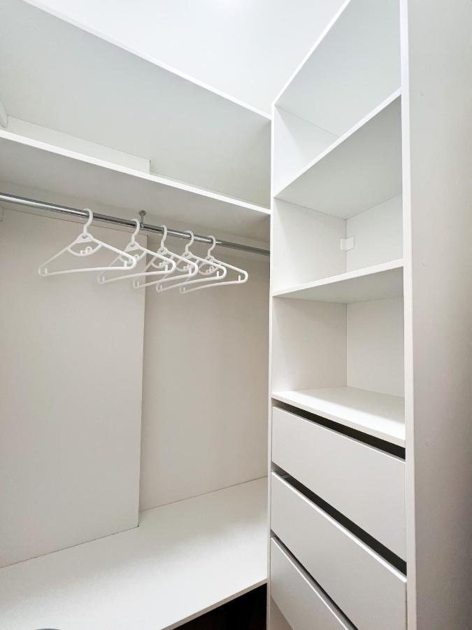 Renthouse Neoclassic *